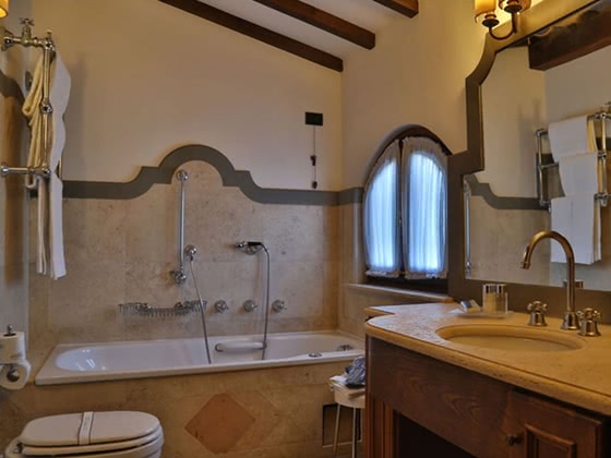 Badezimmer des Hotels La Collegiata in Catania